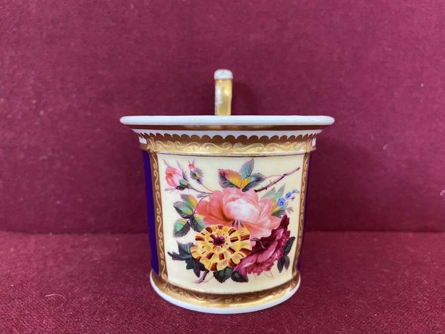 A Chamberlain Worcester porcelain cup c.1816-20