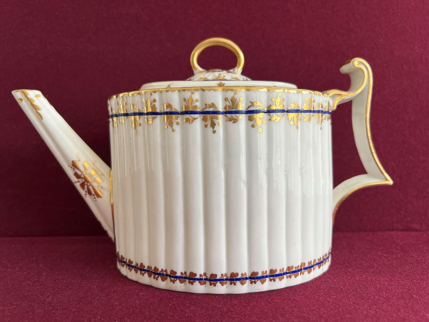 A fine Derby porcelain teapot decorated in pattern 110 c.1785-1790