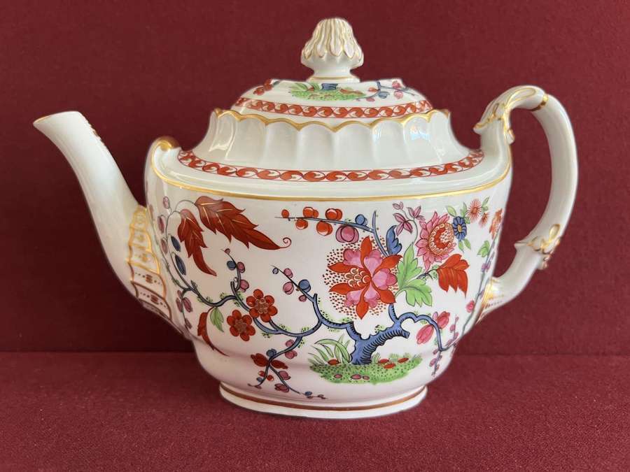 A Flight & Barr Worcester porcelain Kakiemon pattern Teapot c.1800
