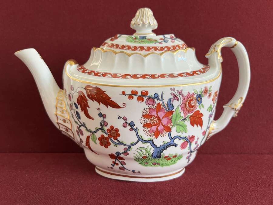 A Flight & Barr Worcester porcelain Kakiemon pattern teapot c.1805