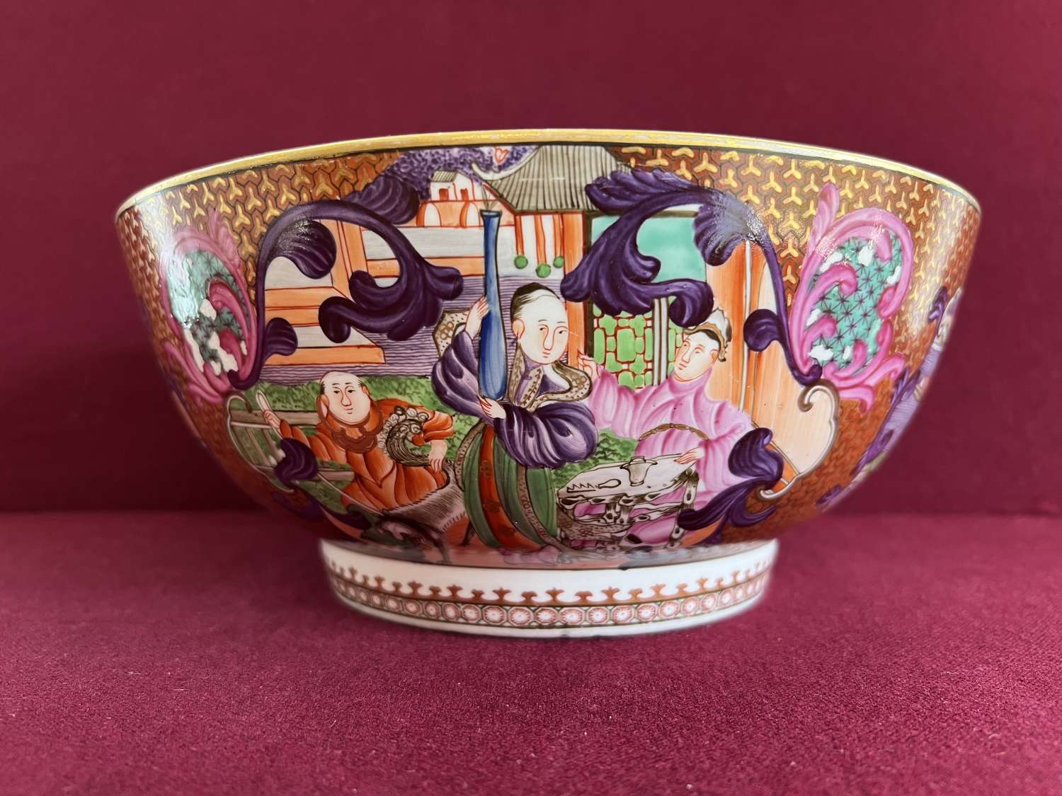 A finely painted English porcelain bowl in the Chinese Mandarin style