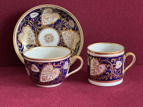 A New Hall Hard Paste Porcelain 'Bute' Shape Trio in pattern 566 c.1805