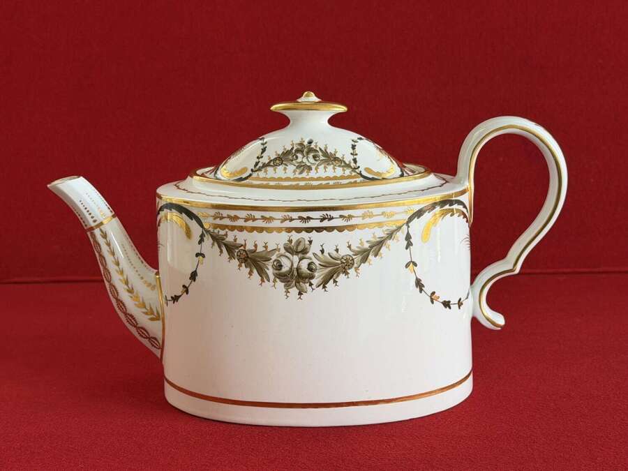 A Spode Porcelain Teapot in 'Old Oval' Shape pattern 319 c.1802