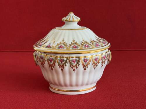 A fine New Hall Porcelain Sucrier in pattern number 83 c.1790 - 1800